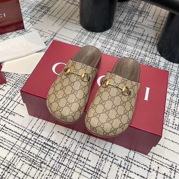 Gucci. Shoes - Gucci mule slippers in GG Supreme canvas